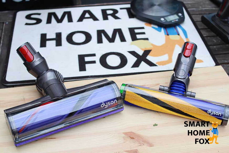 Der Hartbodendüse und die normale Bodendüse des Dyson V15 Detect